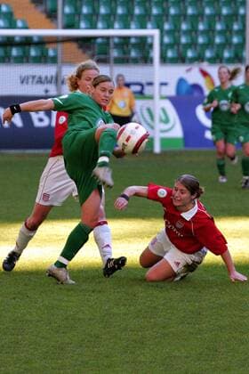 Martina Müller (Wolfsburg, Mitte) gegen Sandra de Pol (re.) und Sonja Spieler (beide München) Fußball Damen DFB Pokal 2005 2006, Pokalspiel, Frauen, Frauenfußball, VfL Wolfsburg - FC Bayern München 2:4 Gruppe Wolfsburg Dynamik,