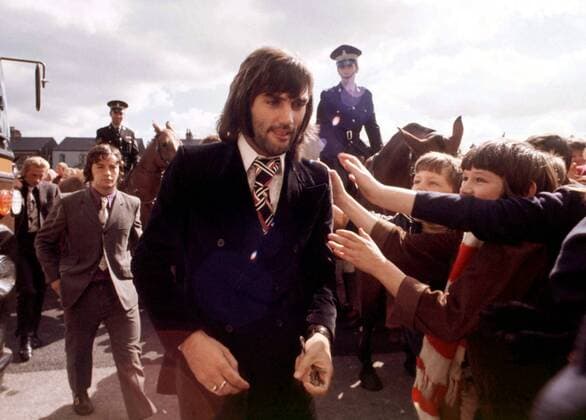George Best (Manchester United) wird auf dem Weg Richtung Stadiongelände von Fans umlagert -  Fußball Herren English First Division 1971 1972, One, 1. Englische Liga, Manchester United Gruppe ManU o0 Zeitgeist 70er 70 er Jahre Derby o0 Verehrung Fanverehrung Idol Reiterstaffel