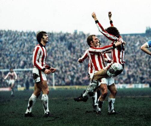 Torjubel Stoke City, v.li.: Alan Hudson, Geoff Hurst, Jimmy Greenhoff -  Fußball Herren English First Division 1974 1975, One, 1. Englische Liga, Stoke City Gruppe Stoke Glück, Harmonie, Freude, Begeisterung,
