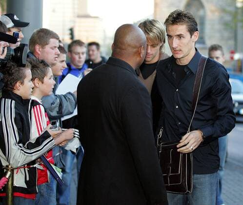 Miroslav Klose (re.) und Torwart Timo Hildebrand (2.v.re., beide Deutschland) bei ihrer Ankunft im Hotel Intercontinental in Köln Fußball Herren Nationalmannschaft 2005, Nationalteam Gruppe Köln