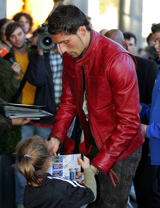 Kevin Kuranyi (Deutschland) gibt Autogramme an junge Fans bei seiner Ankunft im Hotel Intercontinental in Köln Fußball Herren Nationalmannschaft 2005, Nationalteam Gruppe Köln