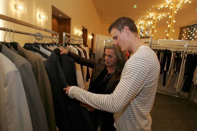 Robert Huth wird von der Designerin Gabriele Strehle (beide Deutschland) eingekleidet, ihr Modelabel Strenesse ist offizieller Partner der Nationalmannschaft Fußball Herren Nationalmannschaft 2005, Nationalteam, Label, people Gruppe Köln