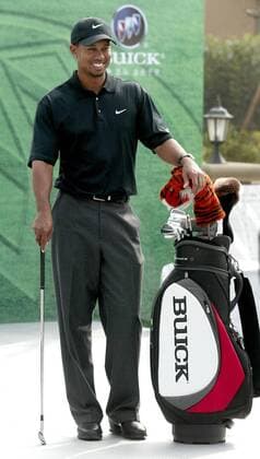 Eldrick Tiger Woods (USA) lehnt lässig an seinem Golfbag -  Golf Herren HSBC Champions Tournament 2005, PGA European Tour, Golfen, Shooting, Fotoshooting, Fototermin Einzelbild Sheshan Golf Club IMCdfzb20051108241 Shanghai