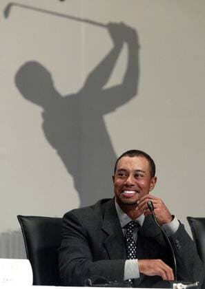 Eldrick Tiger Woods (USA) während der Pressekonferenz vor dem Schatten eines Golfspielers -  Golf Herren HSBC Champions Tournament 2005, PGA European Tour, Golfen Einzelbild Sheshan Golf Club IMCdfzb20051108289 Shanghai