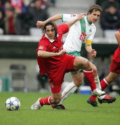 Claudio Pizarro (Bayern, li.) gegen Frank Baumann (Bremen) Fußball 1. BL Herren Saison 2005 2006, FC Bayern München - SV Werder Bremen 3:1 Gruppe München Dynamik, Kampf,