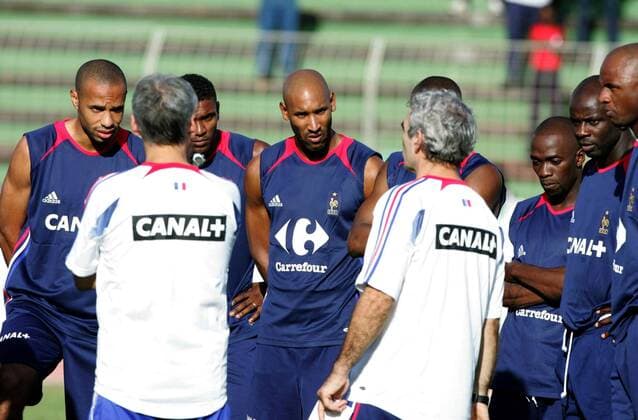 Nationaltrainer Raymond Domenech (vorn re.) und Co Trainer Pierre Mankowski (vorn li.) schauen in die skeptischen Gesichter der Spieler, u.a. Thierry Henry (li.), Nicolas Anelka (Mitte), Claude Makelele (3.v.re.), Lilian Thuram (2.v.re.) und Vieira ... Fußball Herren Nationalmannschaft 2005, Nationalteam, Training, Vorbereitung Gruppe pan11401 Fort de France Martinique Skepsis,  