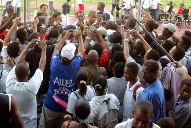Großer Zuschauerandrang am Stadionzaun, alle wollen in die Nähe von Thierry Henry (Frankreich, hi. Mitte) Fußball Herren Nationalmannschaft 2005, Nationalteam, Training, Vorbereitung Totale pan11401 Fort de France Martinique  