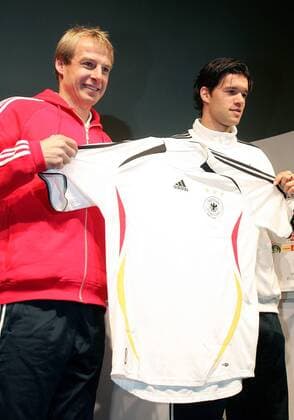 Bundestrainer Jürgen Klinsmann (li.) und Michael Ballack (beide Deutschland) präsentieren das neue Nationaltrikot für die Weltmeisterschaft 2006 Fußball WM Herren Nationalmannschaft 2005, Nationalteam, Nationaltrikot, Vorstellung, Präsentation, Pressetermin Gruppe Trainer, Coach, Nationaltrainer, Nationalcoach Köln