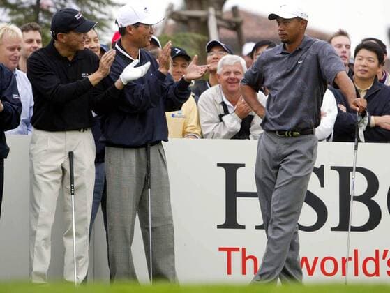Eldrick Tiger Woods (USA) empfängt gelassen den Applaus seiner Mitspieler -  Golf Herren HSBC Champions Tournament 2005, European PGA Tour, Golfen, Pro Am Turnier, ProAm Gruppe Sheshan Golf Club IMCdfzb20051109064 Shanghai Überlegenheit,