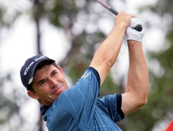 Padraig Harrington (Irland) schaut seinem Schlag hinterher -  Golf Herren HSBC Champions Tournament 2005, European PGA Tour, Golfen Einzelbild Sheshan Golf Club IMC20051110b01 Shanghai
