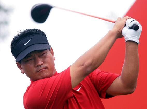 Kyoung Ju Choi (Südkorea) schaut seinem Abschlag hinterher -  Golf Herren HSBC Champions Tournament 2005, European PGA Tour, Golfen Einzelbild Sheshan Golf Club IMC20051110b02 Shanghai