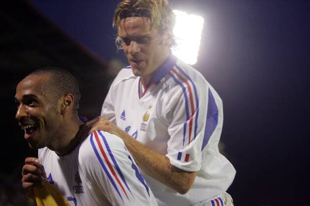 Thierry Henry (li.) und Jerome Rothen (beide Frankreich) - Torjubel Fußball Länderspiel Herren Freundschaftsspiel 2005, Test, Testspiel, Nationalmannschaft, Nationalteam, Nationaltrikot Gruppe pan11406 Fort de France Martinique Freude,  