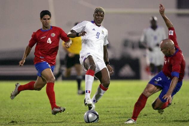 Djibril Cisse (Frankreich, Mitte) gegen Luis Antonio Marin Murillo (re.) und Pablo Salazar (beide Costa Rica) Fußball Länderspiel Herren Freundschaftsspiel 2005, Test, Testspiel, Nationalmannschaft, Nationalteam, Nationaltrikot Gruppe pan11406 Fort de France Martinique Dynamik,  