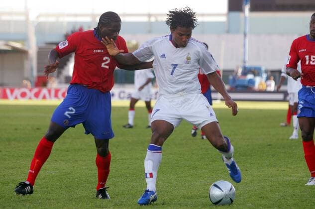 Florent Malouda (Frankreich, re.) gegen Jervis Drummond (li.), re. Harold Wallace (beide Costa Rica) Fußball Länderspiel Herren Freundschaftsspiel 2005, Test, Testspiel, Nationalmannschaft, Nationalteam, Nationaltrikot Gruppe pan11406 Fort de France Martinique Dynamik,  