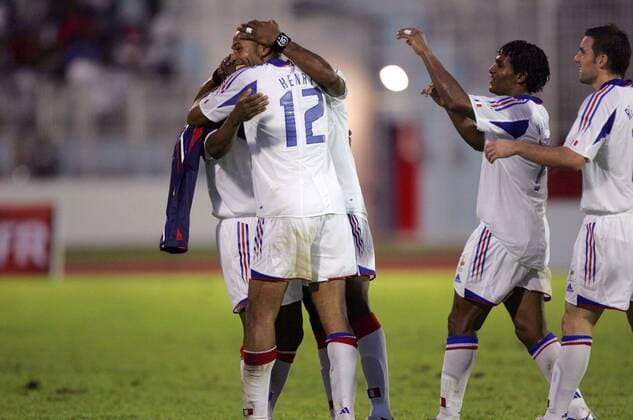 Torjubel Frankreich, v.re.: Anthony Reveillere, Florent Malouda, Thierry Henry Fußball Länderspiel Herren Freundschaftsspiel 2005, Test, Testspiel, Nationalmannschaft, Nationalteam, Nationaltrikot Gruppe pan11406 Fort de France Martinique Freude,  