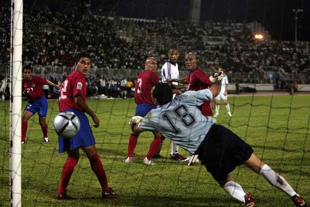 Thierry Henry (Frankreich, hi.) sieht das Torwart Jose Francisco Porras (Costa Rica) den Ball nicht mehr erreicht und auch die anderen Spieler aus Costa Rica müssen dies erkennen, u. a. Luis Antonio Marin Murillo (Mitte) Fußball Länderspiel Herren Länderspiel 2005, Test, Testspiel, Freundschaftsspiel, Benefizspiel, Benefiz Gruppe pan11407 Martinique Dynamik,  