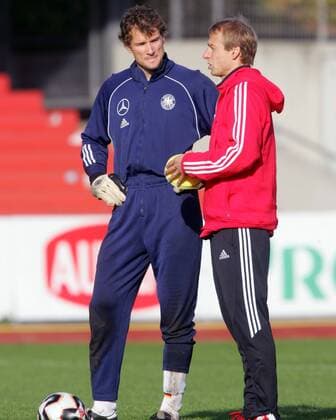 Bundestrainer Jürgen Klinsmann (re.) im Gespräch mit Torwart Jens Lehmann (beide Deutschland) Fußball Herren Nationalmannschaft 2005, Nationalteam, Training, Vorbereitung, Gruppe Köln