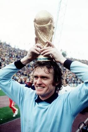Torwart Sepp Maier (BR Deutschland) setzt sich den Weltmeisterpokal auf den Kopf Fußball WM Herren Weltmeisterschaft 1974, Länderspiel, Nationalmannschaft, Nationalteam, Nationaltrikot, Vdia Einzelbild Finale, Endspiel München Freude, Begeisterung,