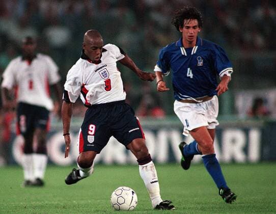 Ian Wright (England, li.) zieht ab, daneben Demetrio Albertini (Italien) -  Fußball Länderspiel Herren Weltmeisterschaftsqualifikation 1997, Nationalmannschaft, Nationalteam, Nationaltrikot, Länderspiel Gruppe Rom