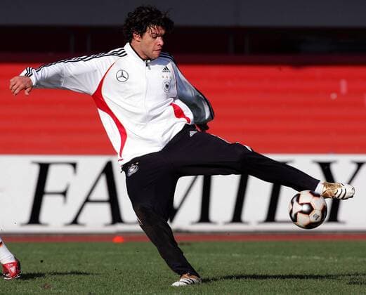 Michael Ballack (Deutschland) zieht ab Fußball Herren Nationalmannschaft 2005, Nationalteam, Training, Vorbereitung Gruppe Köln Dynamik,