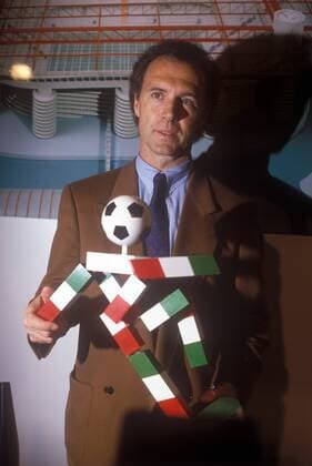 Gruppenauslosung zur WM 1990: Teamchef Franz Beckenbauer (BR Deutschland) mit dem Maskottchen Ciao Fußball WM Herren Vorschau 1989 Weltmeisterschaft 1990, Gruppenauslosung, Auslosung, Vdia Einzelbild Rom
