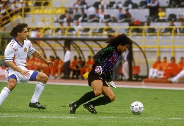 Darko Pancev (li., Jugoslawien) setzt Torwart Rene Higuita (Kolumbien) unter Druck Fußball WM Herren Weltmeisterschaft 1990, Länderspiel, Nationalmannschaft, Nationalteam, Nationaltrikot, Gruppe D Gruppe Bologna Dynamik,