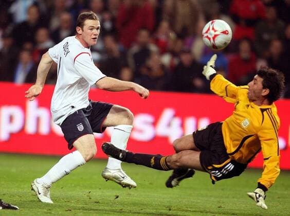 Wayne Rooney (England, li.) zieht gegen Torwart Roberto Abbondanzieri (Argentinien) ab und trifft zum Ausgleich Fußball Länderspiel Herren Freundschaftsspiel 2005, Länderspiel, Testspiel, Test, England - Argentinien 3:2 Gruppe Genf Dynamik,