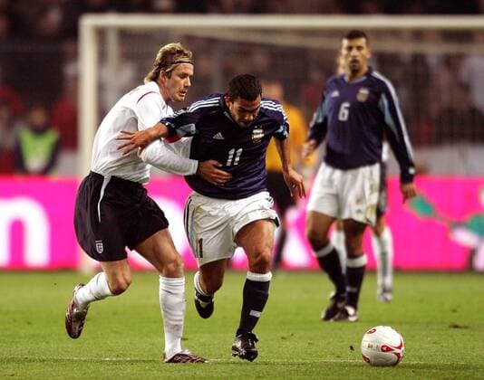 Carlos Tevez (Argentinien, re.) gegen David Beckham (England) Fußball Länderspiel Herren Freundschaftsspiel 2005, Länderspiel, Testspiel, Test, England - Argentinien 3:2 Gruppe Genf Dynamik, Kampf,