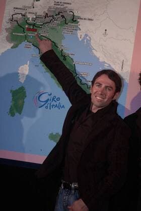 Gilberto Simoni (Italien Lampre Caffita) zeigt während der Präsentation der Streckenführung des Giro 2006 zuversichtlich auf das Ziel eines jeden Teilnehmers - Mailand -  Radsport Herren Vorschau 2005 89. Giro dItalia 2006, d Italia, ProTour, Straßenradsport, Straße, Rad Einzelbild Mailand
