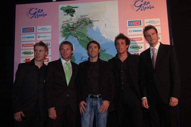 Präsentation der Streckenführung des Giro 2006, v.li.: Damiano Cunego (Lampre Caffita), Danilo di Luca (Liquigas Bianchi), Gilberto Simoni (Lampre Caffita), Paride Grillo (Ceramica Panaria) und Alessandro Petacchi... -  Radsport Herren Vorschau 2005 89. Giro dItalia 2006, d Italia, ProTour, Straßenradsport, Straße, Rad Gruppe Mailand
