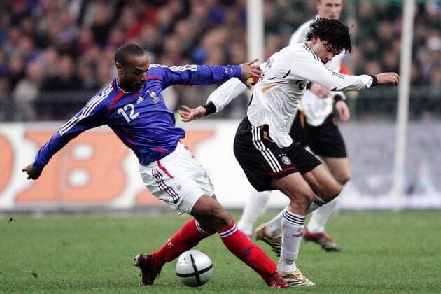Thierry Henry (li., Frankreich) gegen Michael Ballack (Deutschland) Fußball Länderspiel Herren Länderspiel 2005, Test, Testspiel, Freundschaftsspiel, Nationalmannschaft, Nationalteam Gruppe Paris Dynamik,