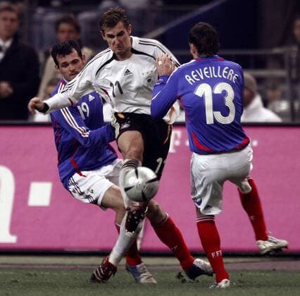 Miroslav Klose (Deutschland, Mitte) wird von Willy Sagnol (li.) und Anthony Reveillere (beide Frankreich) in die Zange genommen Fußball Länderspiel Herren Länderspiel 2005, Test, Testspiel, Freundschaftsspiel, Nationalmannschaft, Nationalteam Gruppe Paris Dynamik, Kampf,