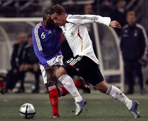Lukas Podolski (Deutschland, re.) gegen Claude Makelele (Frankreich) Fußball Länderspiel Herren Länderspiel 2005, Test, Testspiel, Freundschaftsspiel, Nationalmannschaft, Nationalteam Gruppe Paris Dynamik,