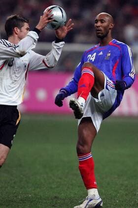 Nicolas Anelka (Frankreich, re. ) spielt Friedrich (Deutschland) den Ball in die Hände Fußball Länderspiel Herren Länderspiel 2005, Test, Testspiel, Freundschaftsspiel, Nationalmannschaft, Nationalteam Gruppe Paris Dynamik,