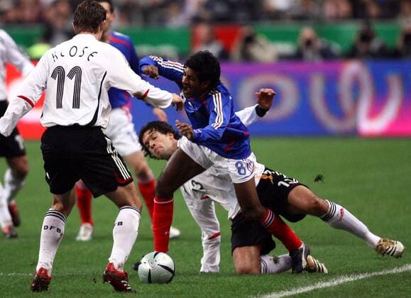 Vikash Dhorasoo (Frankreich, Mitte) gegen Michael Ballack (re.) und Miroslav Klose (beide Deutschland) Fußball Länderspiel Herren Länderspiel 2005, Test, Testspiel, Freundschaftsspiel, Nationalmannschaft, Nationalteam Gruppe Paris Dynamik, Kampf,