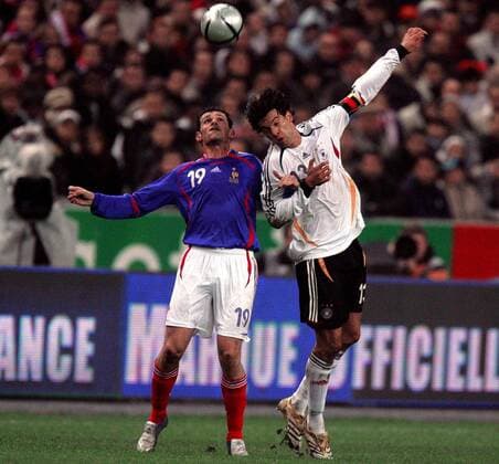 Michael Ballack (Deutschland, re.) gegen Willy Sagnol (Frankreich) Fußball Länderspiel Herren Länderspiel 2005, Test, Testspiel, Freundschaftsspiel, Nationalmannschaft, Nationalteam Gruppe Paris Dynamik,