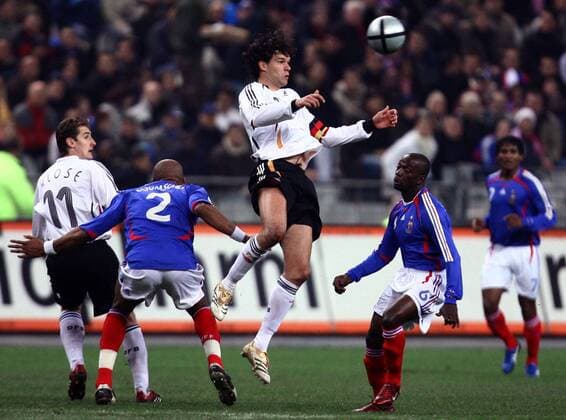 Michael Ballack (Deutschland, Mitte) - Kopfball gegen Claude Makelele (re.) und Boumsong (beide Frankreich) Fußball Länderspiel Herren Länderspiel 2005, Test, Testspiel, Freundschaftsspiel, Nationalmannschaft, Nationalteam Gruppe Paris Dynamik, Höhe,