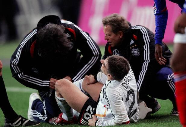 Sebastian Deisler wird von Dr. Hans Wilhelm Müller Wohlfahrt (li.) behandelt, re. Physiotherapeut Klaus Eder (alle Deutschland) Fußball Länderspiel Herren Länderspiel 2005, Test, Testspiel, Freundschaftsspiel, Nationalmannschaft, Nationalteam Gruppe Paris