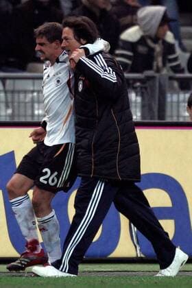 Mannschaftsarzt Dr. Hans Wilhelm Müller Wohlfahrt führt Sebastian Deisler (beide Deutschland) verletzt vom Platz Fußball Länderspiel Herren Länderspiel 2005, Nationalmannschaft, Nationalteam, Test, Testspiel, Freundschaftsspiel, Deutschland Gruppe Paris