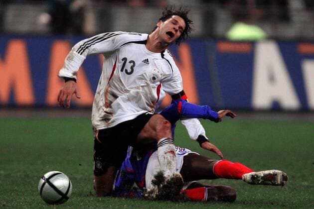 Michael Ballack (Deutschland, li.) wird von Alou Diarra (Frankreich) zu Fall gebracht Fußball Länderspiel Herren Länderspiel 2005, Test, Testspiel, Freundschaftsspiel, Nationalmannschaft, Nationalteam Gruppe Paris Dynamik, Kampf,