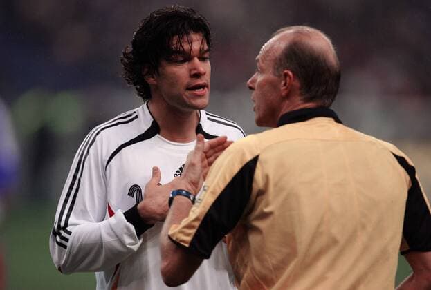 Michael Ballack (Deutschland) beschwert sich bei Schiedsrichter Steve Bennett (England) Fußball Länderspiel Herren Länderspiel 2005, Test, Testspiel, Freundschaftsspiel, Nationalmannschaft, Nationalteam Gruppe Paris
