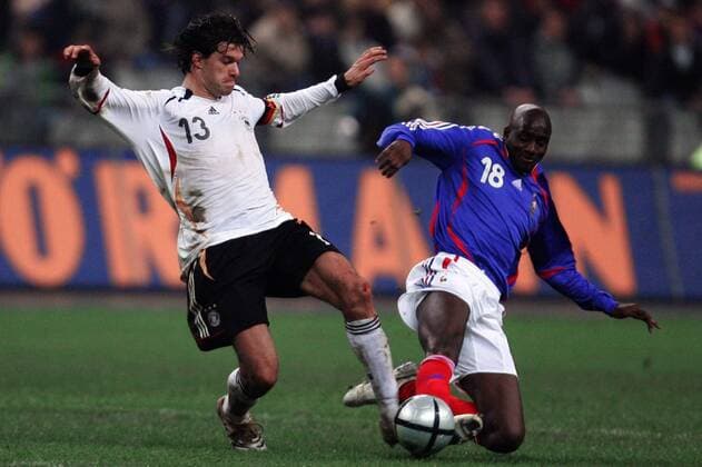 Michael Ballack (Deutschland, li.) gegen Alou Diarra (Frankreich) Fußball Länderspiel Herren Länderspiel 2005, Test, Testspiel, Freundschaftsspiel, Nationalmannschaft, Nationalteam Gruppe Paris Dynamik, Kampf,