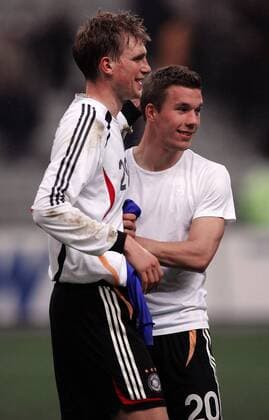 Lukas Podolski (li.) und Per Mertesacker (beide Deutschland) Fußball Länderspiel Herren Länderspiel 2005, Nationalmannschaft, Nationalteam, Test, Testspiel, Freundschaftsspiel, Deutschland Gruppe Paris Freude,