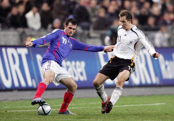 Willy Sagnol (Frankreich, li.) gegen Miroslav Klose (Deutschland) Fußball Länderspiel Herren Länderspiel 2005, Test, Testspiel, Freundschaftsspiel, Nationalmannschaft, Nationalteam Gruppe Paris Dynamik,