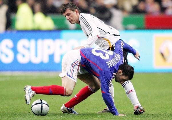Bernd Schneider (Deutschland, hi.) gegen Anthony Reveillere (Frankreich) Fußball Länderspiel Herren Länderspiel 2005, Test, Testspiel, Freundschaftsspiel, Nationalmannschaft, Nationalteam Gruppe Paris Dynamik, Kampf,