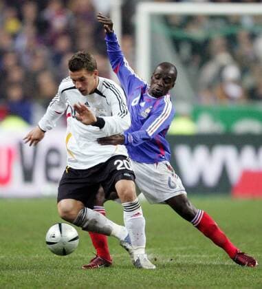 Lukas Podolski (Deutschland, li.) gegen Claude Makelele (Frankreich) Fußball Länderspiel Herren Länderspiel 2005, Test, Testspiel, Freundschaftsspiel, Nationalmannschaft, Nationalteam Gruppe Paris Dynamik,