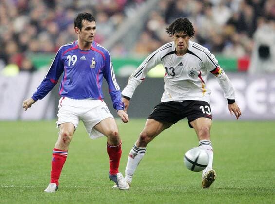Michael Ballack (Deutschland, re.) gegen Willy Sagnol (Frankreich) Fußball Länderspiel Herren Länderspiel 2005, Test, Testspiel, Freundschaftsspiel, Nationalmannschaft, Nationalteam Gruppe Paris Dynamik,