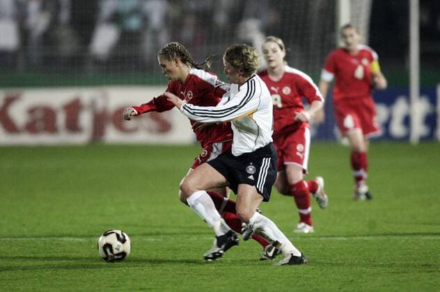 Lara Dickenmann (Schweiz, li.) gegen Kerstin Stegemann (Deutschland) Fußball Länderspiel Damen Weltmeisterschaftsqualifikation 2005, Qualifikation, Länderspiel, Deutschland - Schweiz 4:0 Gruppe Ulm Dynamik,