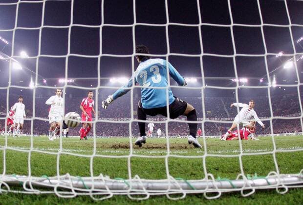 Torwart Volkan Demirel (Türkei) beim Gegentreffer machtlos Fußball Länderspiel Herren Weltmeisterschaftsqualifikation 2005, Qualifikation, Länderspiel, Relegation, Schweiz - Türkei 2:0 Gruppe Nationalmannschaft, Nationalteam, Nationaltrikot Bern Spannung