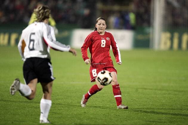 Martina Moser (Schweiz, re.) fixiert den Ball Fußball Länderspiel Damen Weltmeisterschaftsqualifikation 2005, Qualifikation, Länderspiel, Deutschland - Schweiz 4:0 Gruppe Ulm